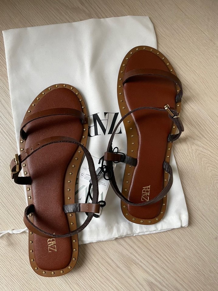 Zara Kahverengi Hakiki İnek Derisi Toka Detaylı Kadın Sandalet - Görsel 5