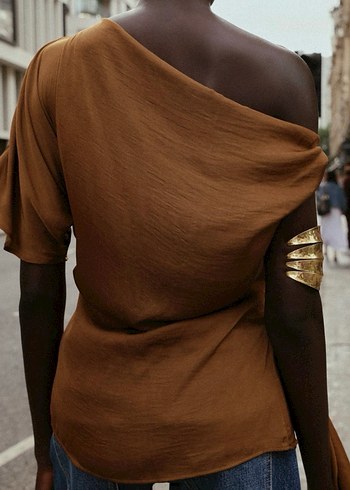 Zara metal applikeli asimetrik saten top - Görsel 6