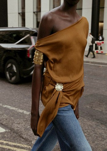 Zara metal applikeli asimetrik saten top - Görsel 4