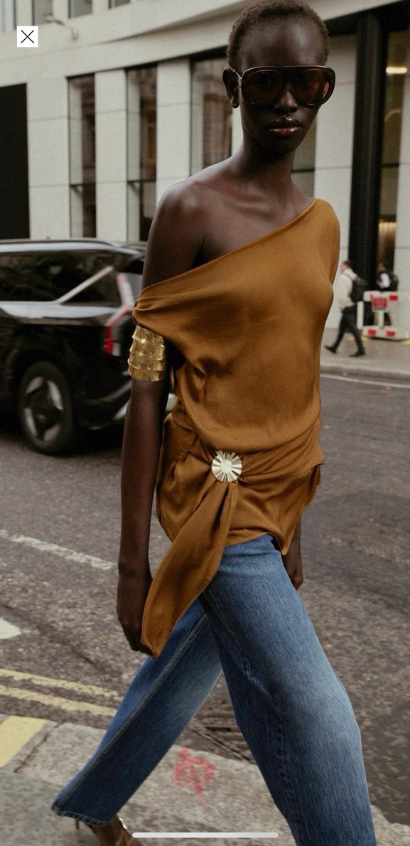 Zara metal applikeli asimetrik saten top - Görsel 4