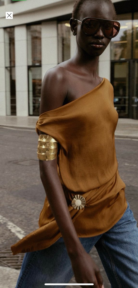 Zara metal applikeli asimetrik saten top - Görsel 2