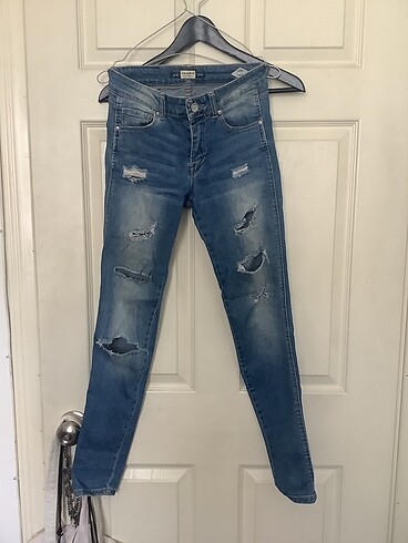 Pull and Bear Pull and bear yırtık kot pantaloon