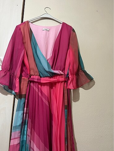Pembe şifon elbise