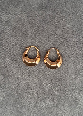 Parlak Rose Gold Küpe Gramaj olarak ağır ve şık bir duruşu var
