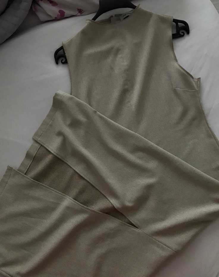 Kolsuz midi boy arkası yırtmaçlı vücudu saran kadın elbise - Görsel 2