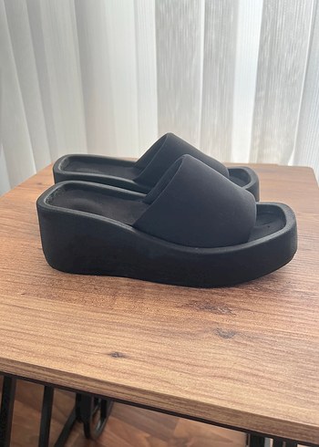 Siyah Dolgu Topuklu Kadın Terlik