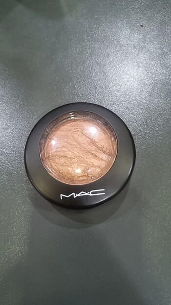 Beden Mac soft&gentle - cheeky bronze - Pearl cream colour base - bold