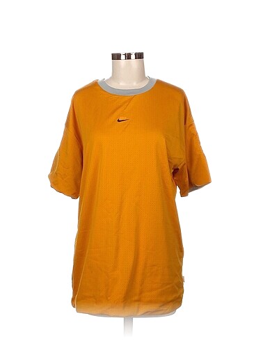 Nike T-shirt %70 İndirimli.