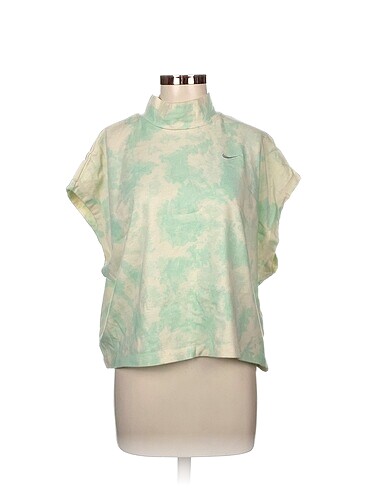 Nike T-shirt %70 İndirimli.