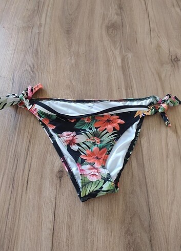 Çiçekli bikini altı 
