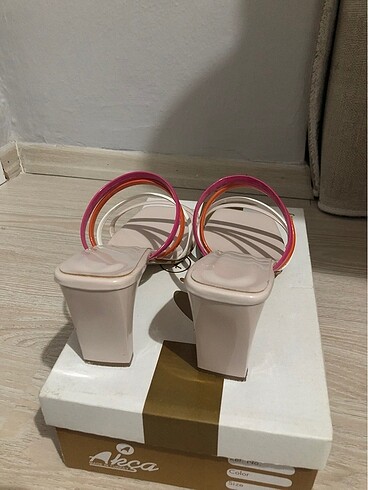 Küt Burunlu Topuklu Sandalet - Görsel 2