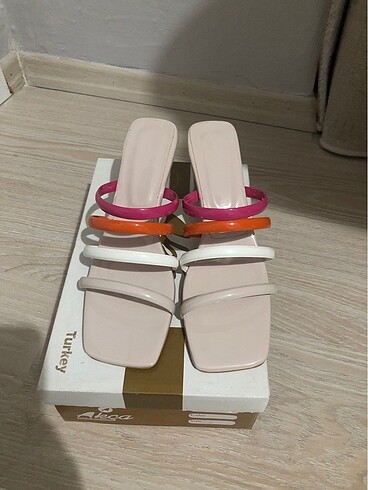 Küt Burunlu Topuklu Sandalet - Görsel 3