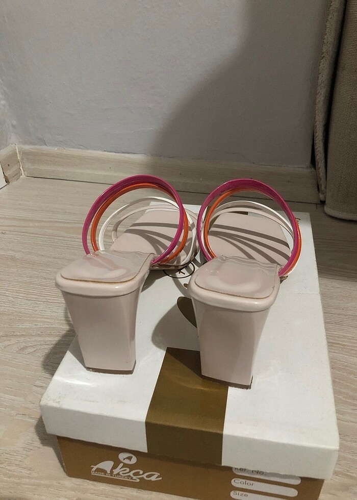 Küt Burunlu Topuklu Sandalet - Görsel 2