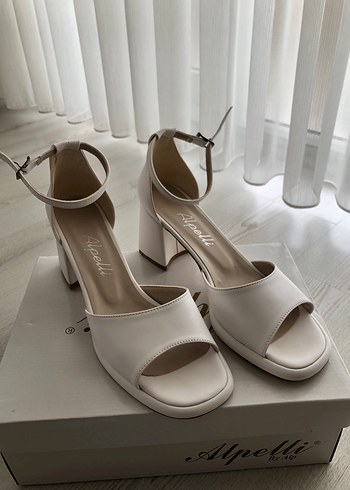 Kadın Kısa Platform Topuklu Beyaz Ayakkabı - Görsel 4