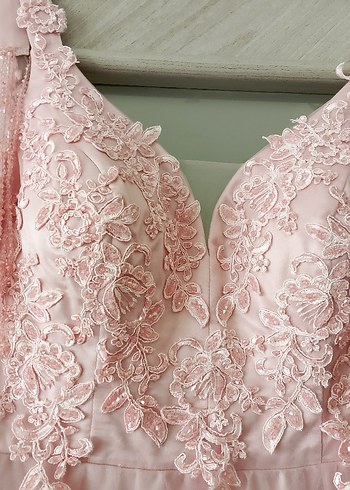 Pembe Dantel İşlemeli V Yaka Uzun Elbise