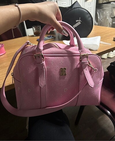 Pembe çanta