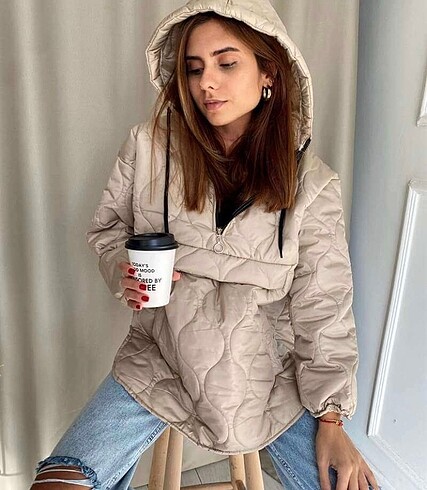 Bej kapüşonlu oversize kanguru şişme mont