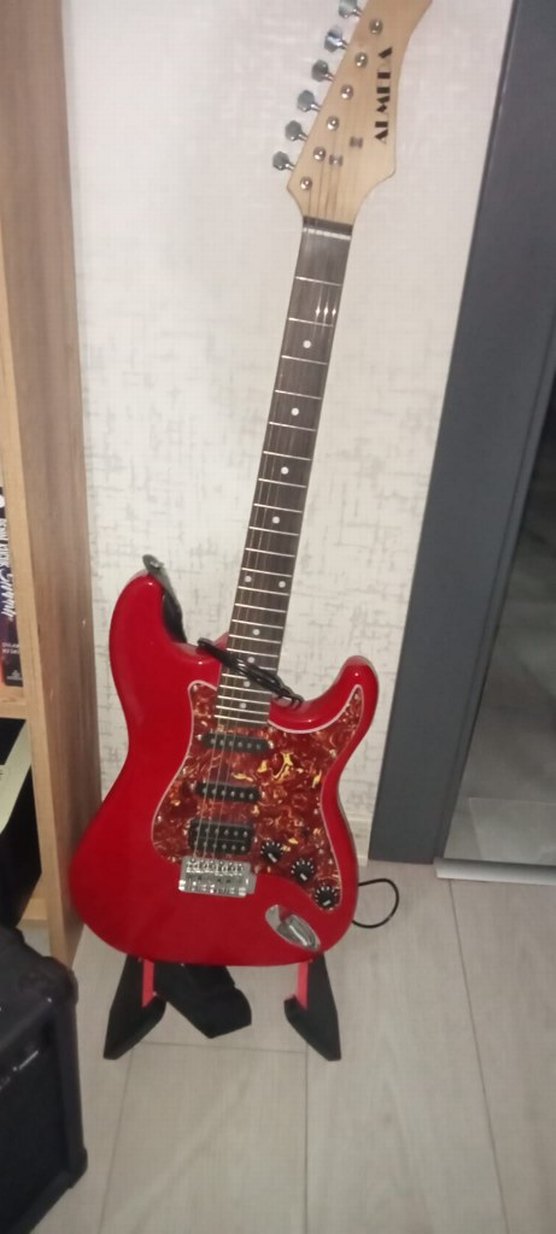 Renkli Kırmızı Elektro Gitar ve Amfi - Görsel 3