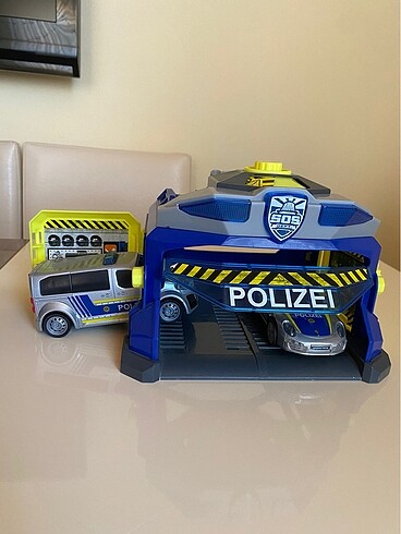  Oyuncak araba polis