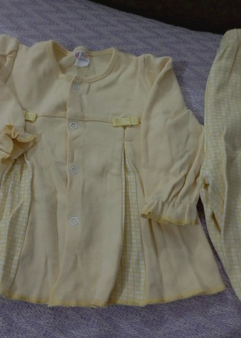 Sarı Düğmeli Bebek Kız Takımı - Görsel 2