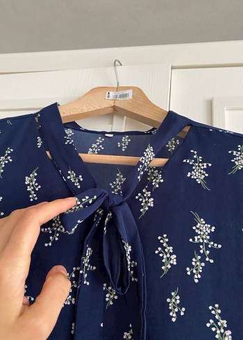 Çiçekli ipek görünümlü Lacivert Elbise - Görsel 3