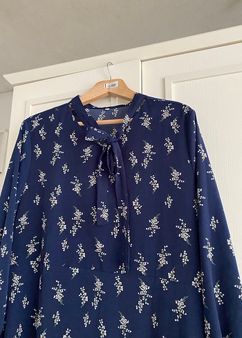 Çiçekli ipek görünümlü Lacivert Elbise - Görsel 7