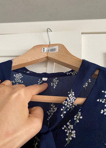 Çiçekli ipek görünümlü Lacivert Elbise - Görsel 2