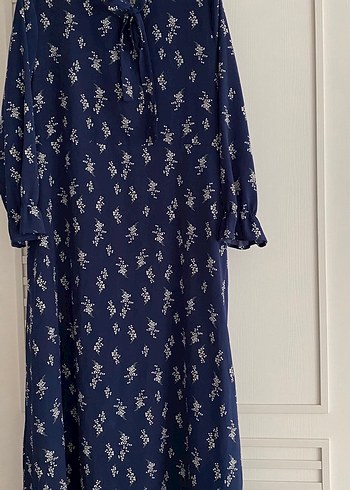 Çiçekli ipek görünümlü Lacivert Elbise - Görsel 5