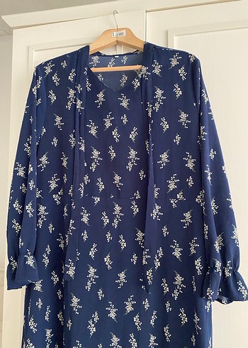 Çiçekli ipek görünümlü Lacivert Elbise - Görsel 8