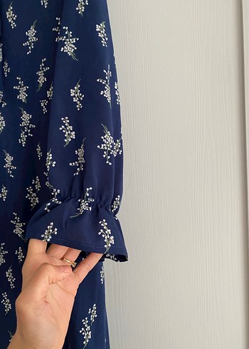 Çiçekli ipek görünümlü Lacivert Elbise - Görsel 4