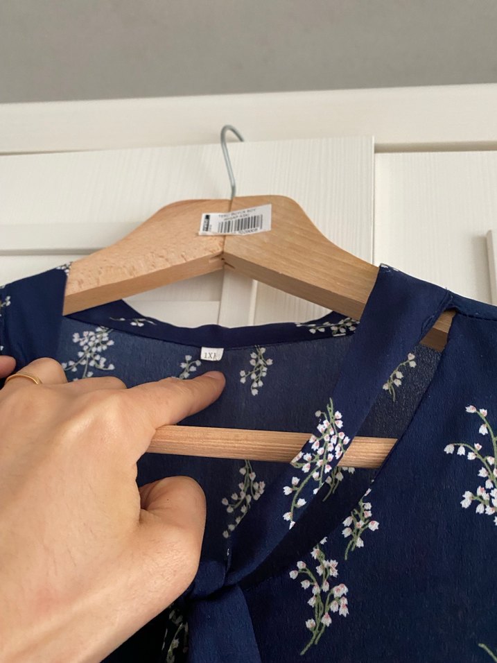 Çiçekli ipek görünümlü Lacivert Elbise - Görsel 2