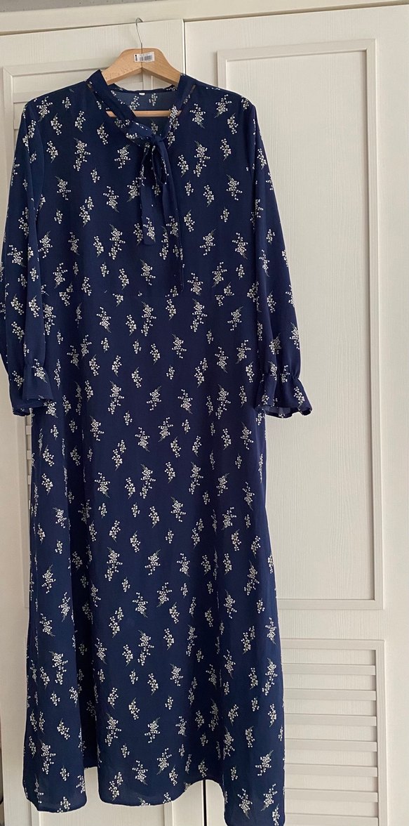 Çiçekli ipek görünümlü Lacivert Elbise - Görsel 5