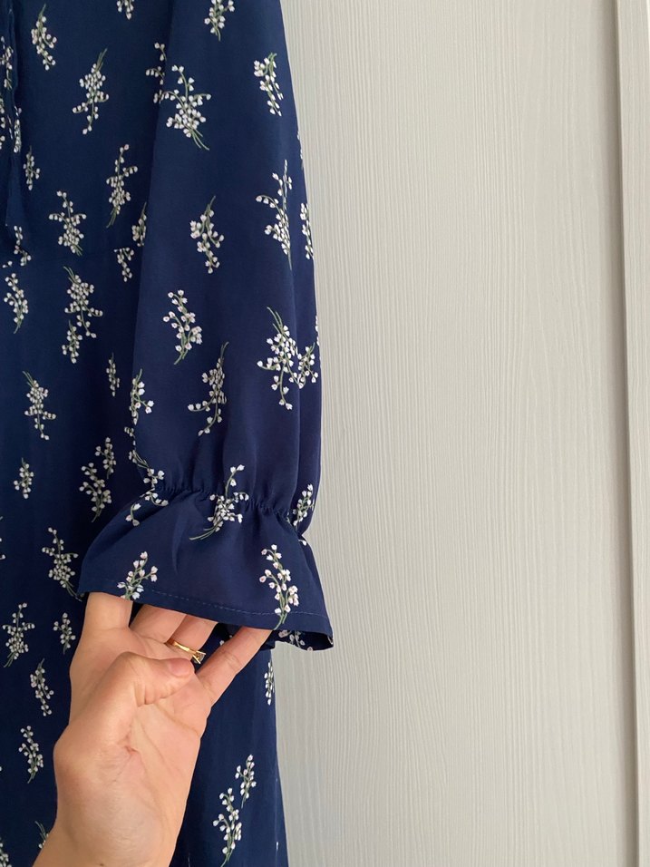 Çiçekli ipek görünümlü Lacivert Elbise - Görsel 4