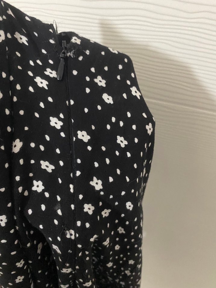 Drapeli Çiçek Desenli Siyah Midi Elbise - Görsel 3