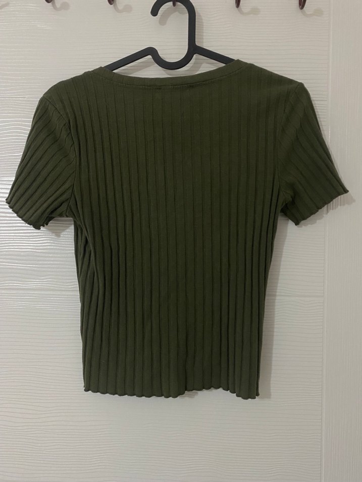 V Yaka Düğmeli Kısa Kollu Haki Bluz - Görsel 3