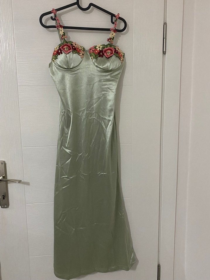 Nakışlı Yeşil İpek Görünümlü Viral Uzun Elbise - Görsel 3