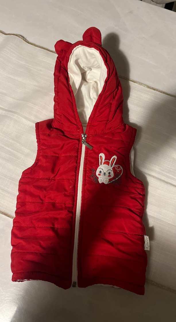 Kız Çocuk Parlak Kırmızı Kapüşonlu Yelek - Görsel 4