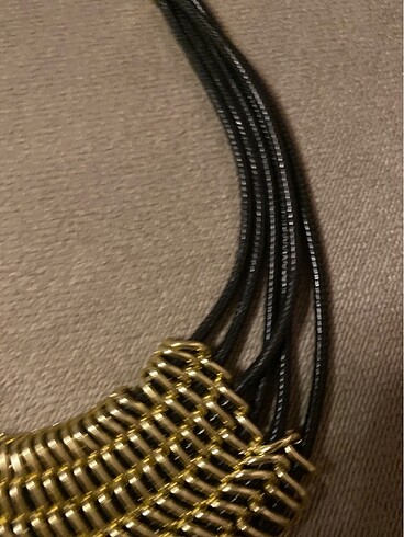 Deri üzerine sarı kaplama döküm zincir işleme boyunu saran ve şı - Görsel 7