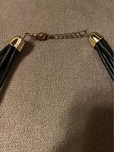 Deri üzerine sarı kaplama döküm zincir işleme boyunu saran ve şı - Görsel 6