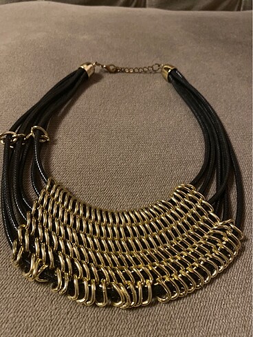 Deri üzerine sarı kaplama döküm zincir işleme boyunu saran ve şı - Görsel 8