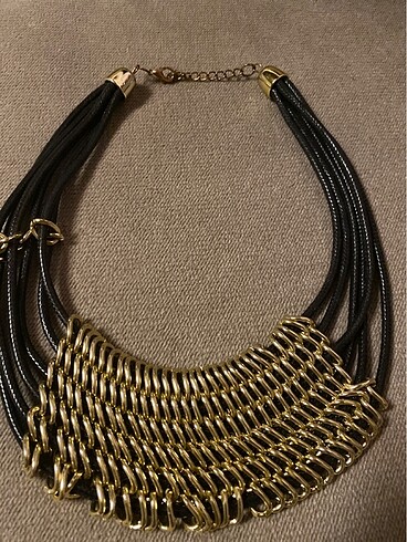 Deri üzerine sarı kaplama döküm zincir işleme boyunu saran ve şı - Görsel 5