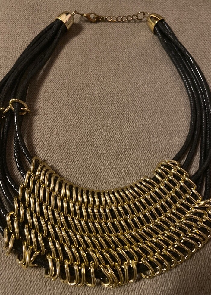 Deri üzerine sarı kaplama döküm zincir işleme boyunu saran ve şı - Görsel 2