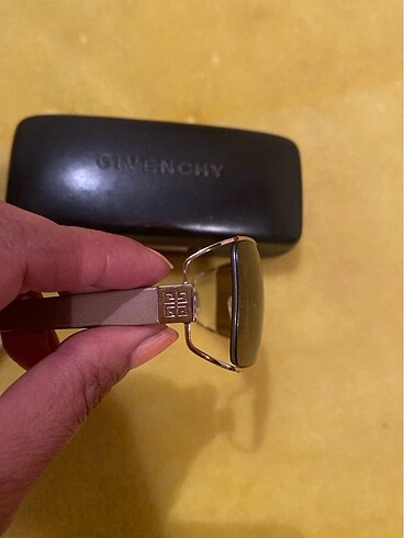 Beden Givenchy güneş gözlüğü