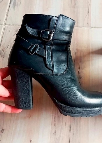 Kadın Siyah Deri Tokalı Topuklu Bot - Görsel 5