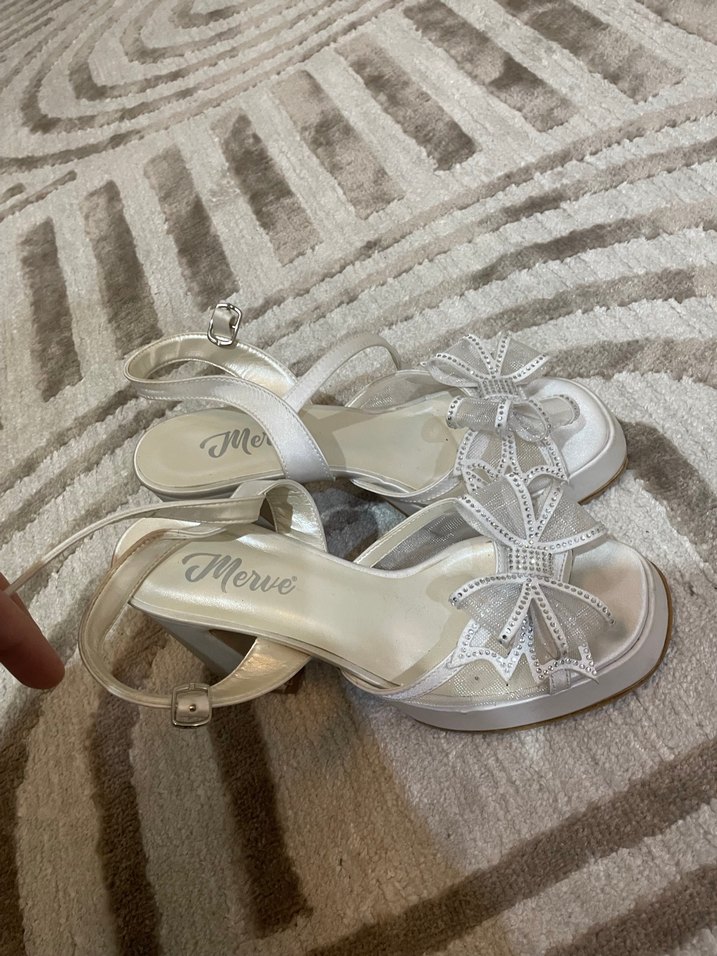 Beyaz Fiyonklu Dolgu Topuk Kadın Abiye Ayakkabı - Görsel 3