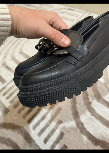 Zincir Detaylı Siyah Deri Topuklu Kadın Loafer - Görsel 2