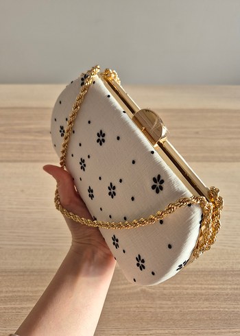 Zincir Detaylı Beyaz Nakışlı Kadın Portföy Çanta - Görsel 3