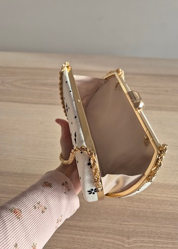 Zincir Detaylı Beyaz Nakışlı Kadın Portföy Çanta - Görsel 4