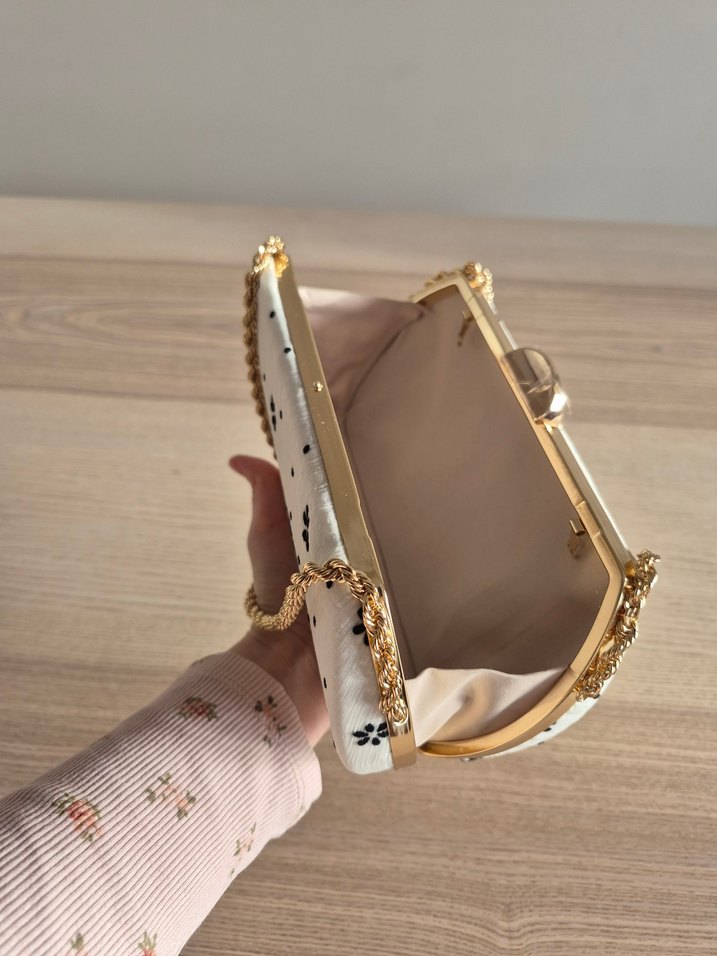 Zincir Detaylı Beyaz Nakışlı Kadın Portföy Çanta - Görsel 4