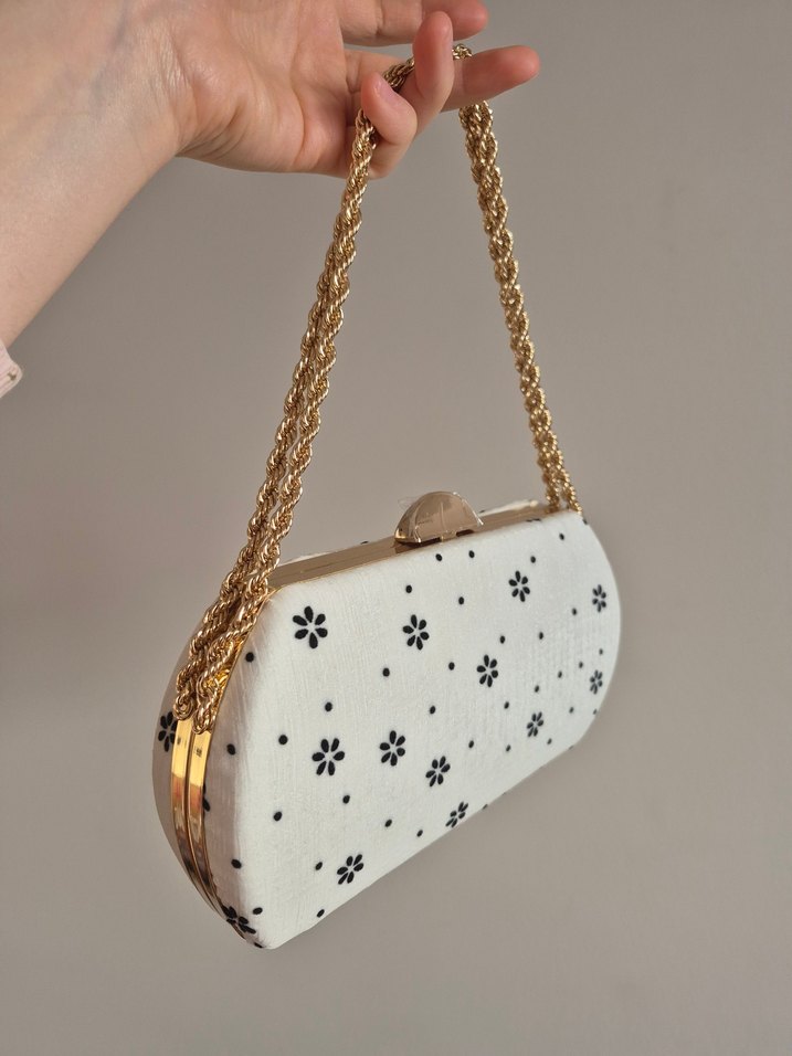 Zincir Detaylı Beyaz Nakışlı Kadın Portföy Çanta - Görsel 2
